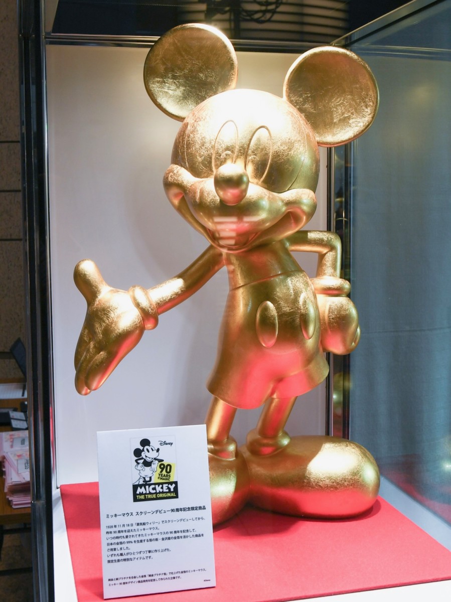 金箔のミッキーマウス立像展示