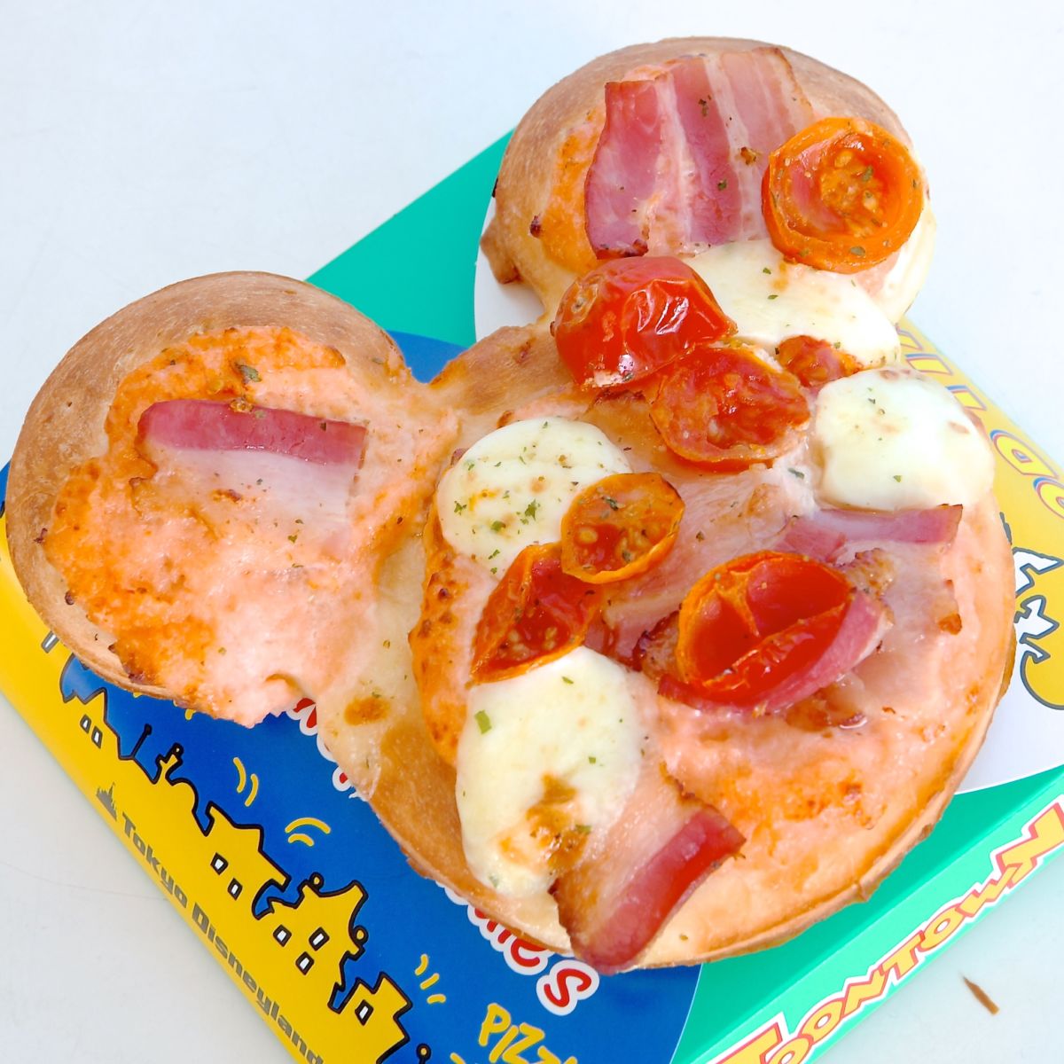 トマトとモッツァレッラとベーコンのピザ