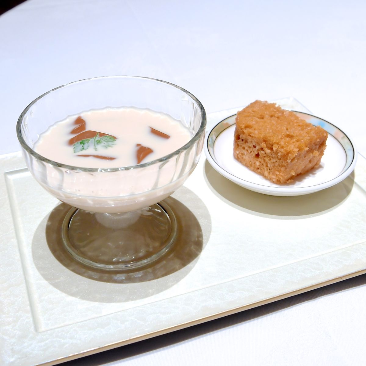 祁門紅茶のゼリーとチャイ風味のミルクスープ 胡麻のマレーシア風蒸しカステラ