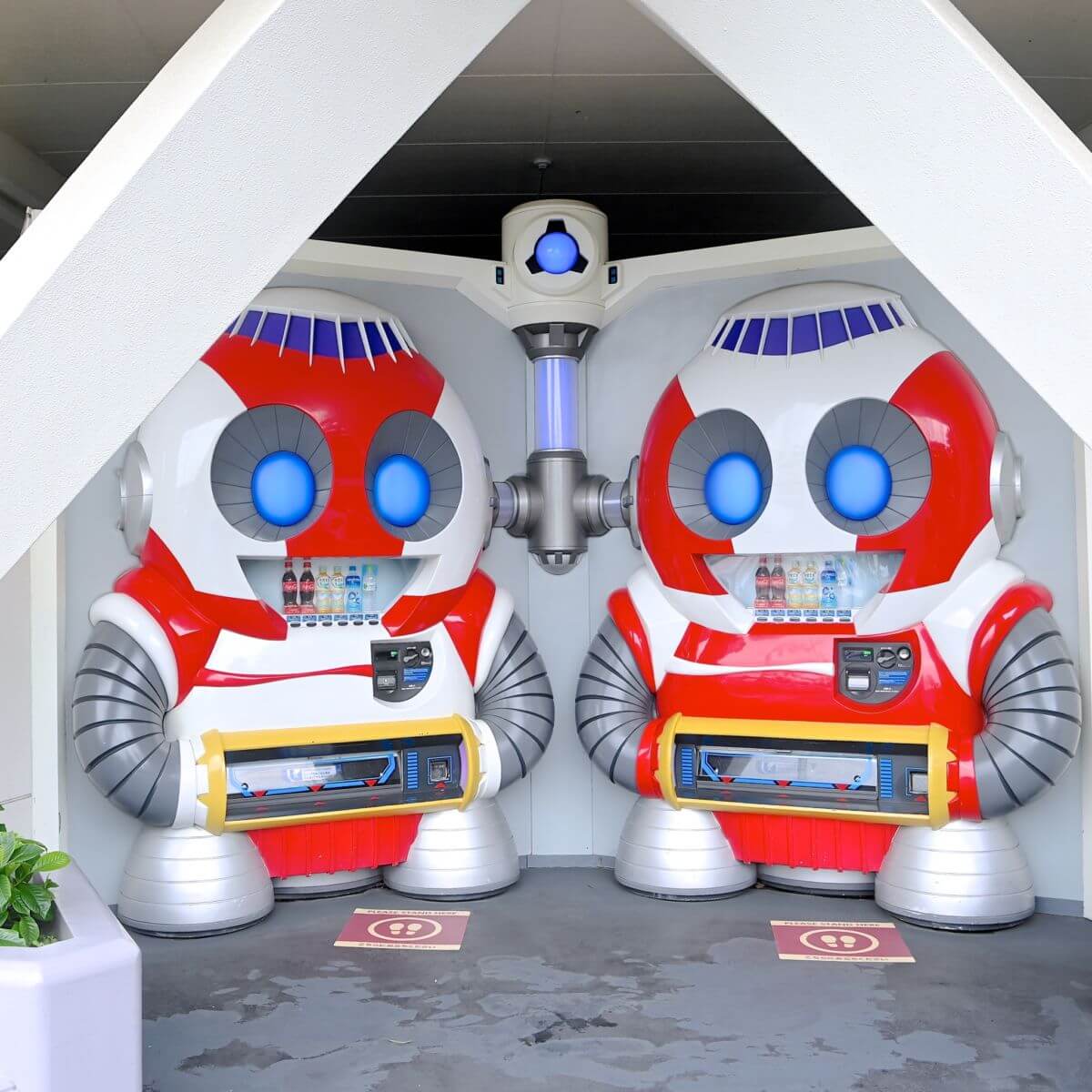 東京ディズニーランド　トゥモローランド自動販売機　ロボット