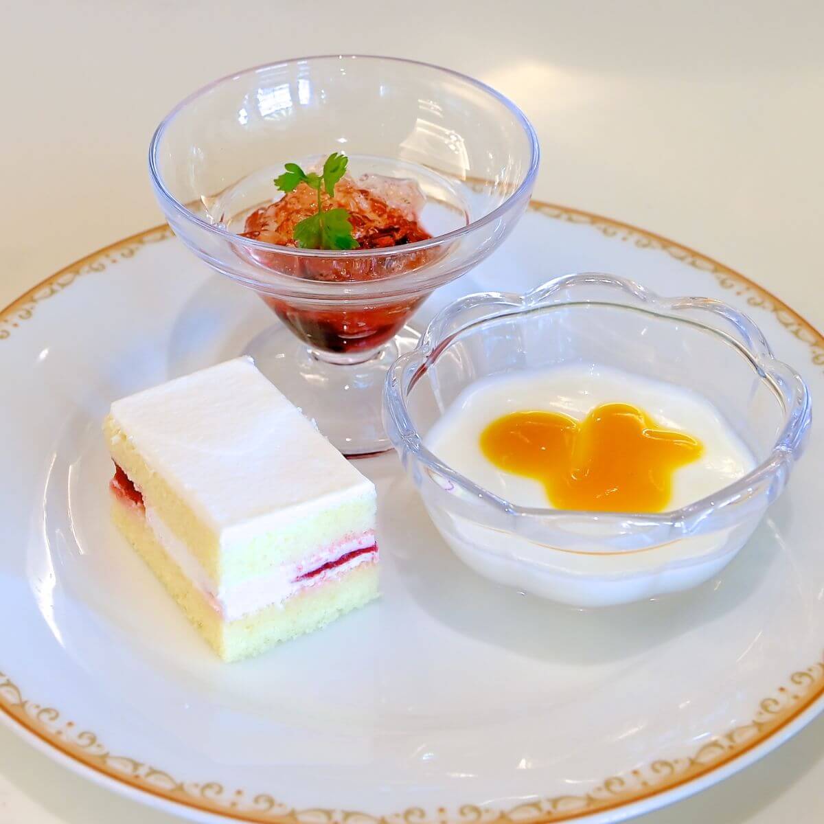 アセロラゼリー・杏仁豆腐・ストロベリーショートケーキ