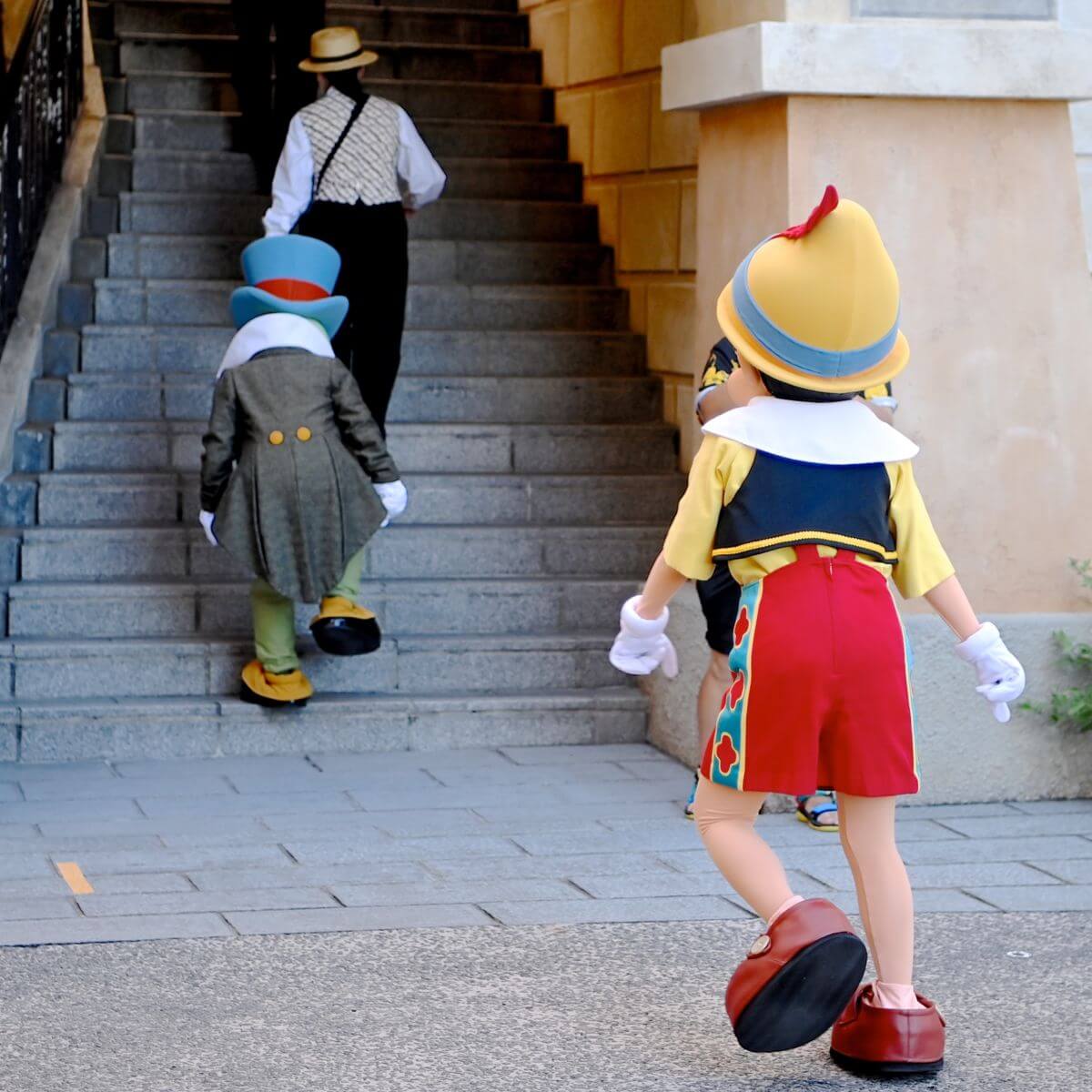 ピノキオ ジミニー クリケットが2階からご挨拶 東京ディズニーシー ピノキオ グリーティング