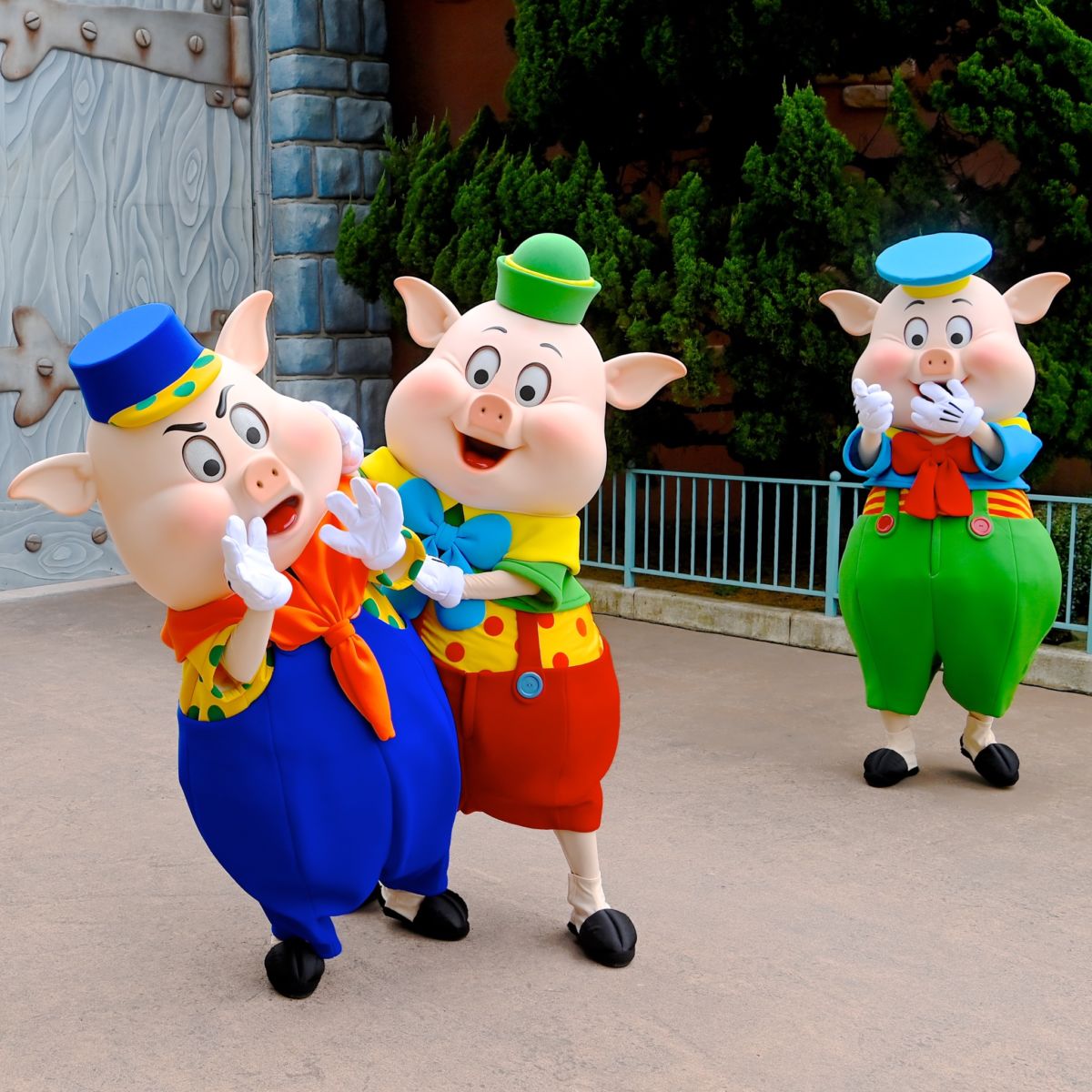 冬バーゲン Disney ディズニー 3匹のこぶた 3匹の子豚 3匹の小豚 プラクティカル ぬいぐるみ 3びきのこぶた 3匹のこぶた ファイファー フィドラー その他 Www Comisariatolosandes Com