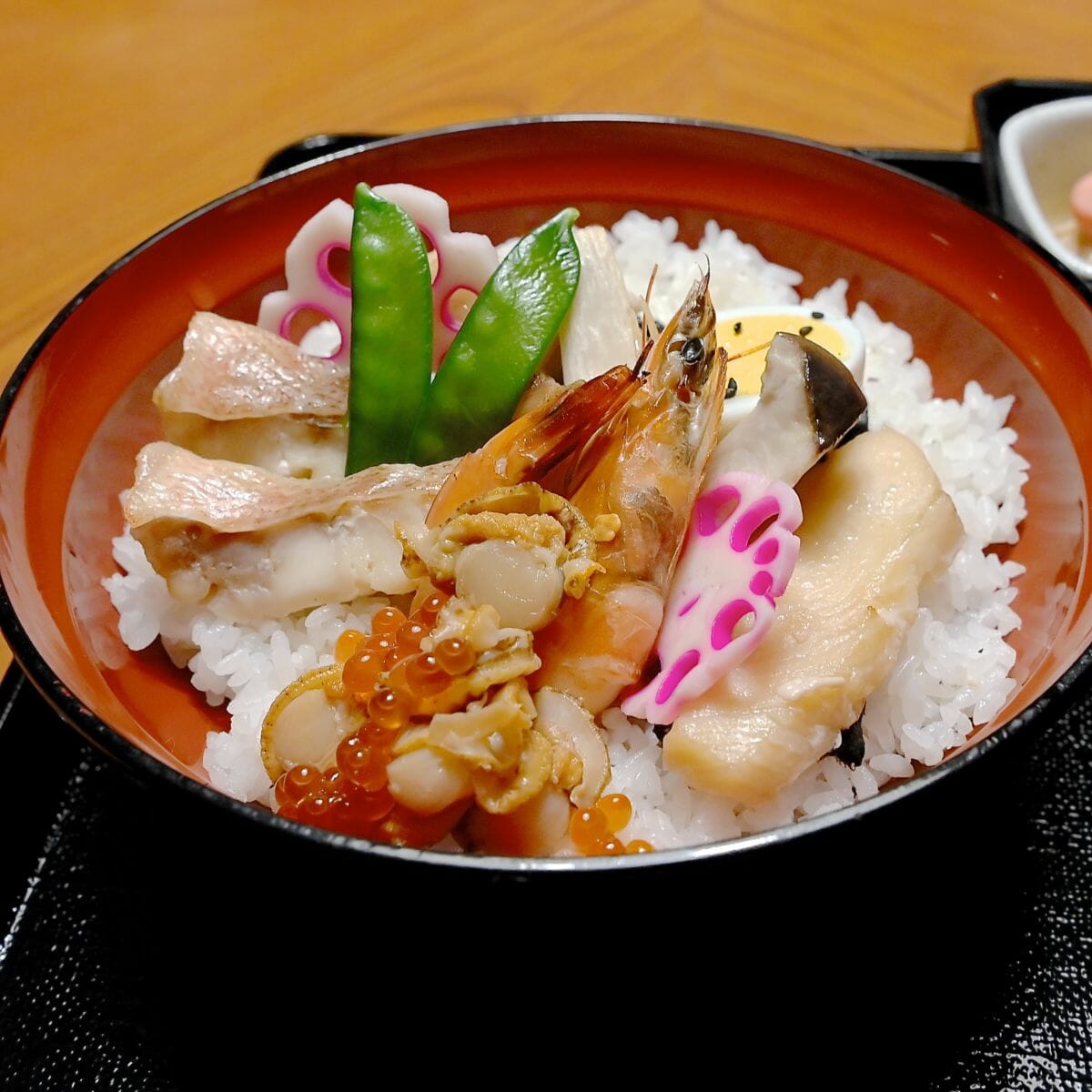 スペシャル丼 (海老、いくら、赤魚、カラスガレイ、鶏肉)