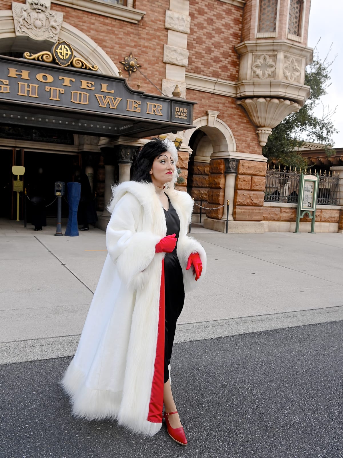 ファッショナブルなクルエラ・ド・ヴィルが登場！東京ディズニーシー