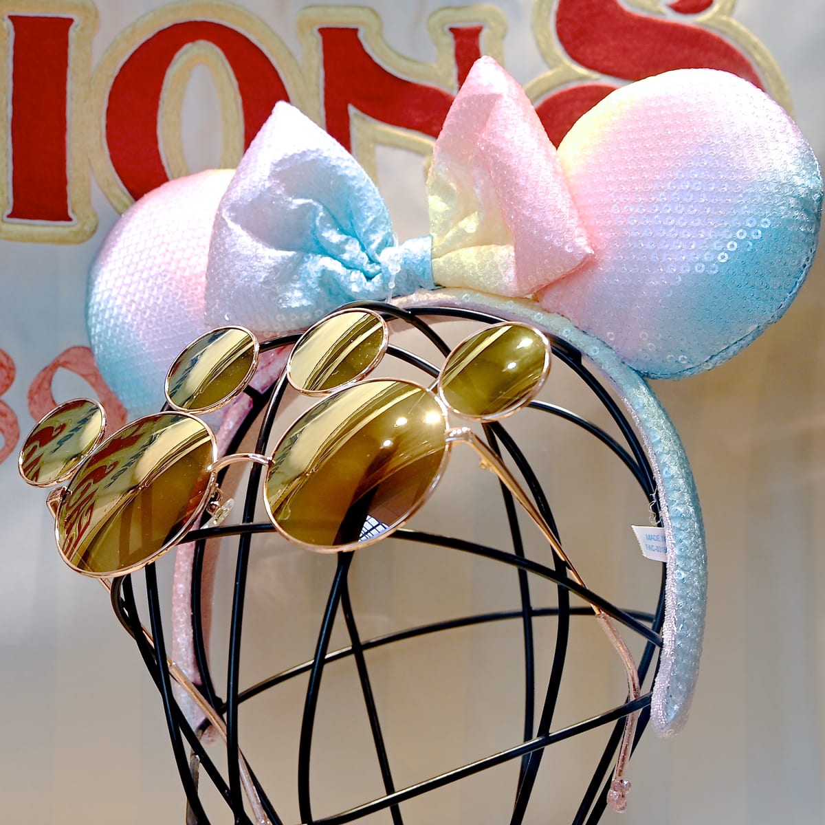 人気のパステルレインボー！東京ディズニーランド ミニーマウス 
