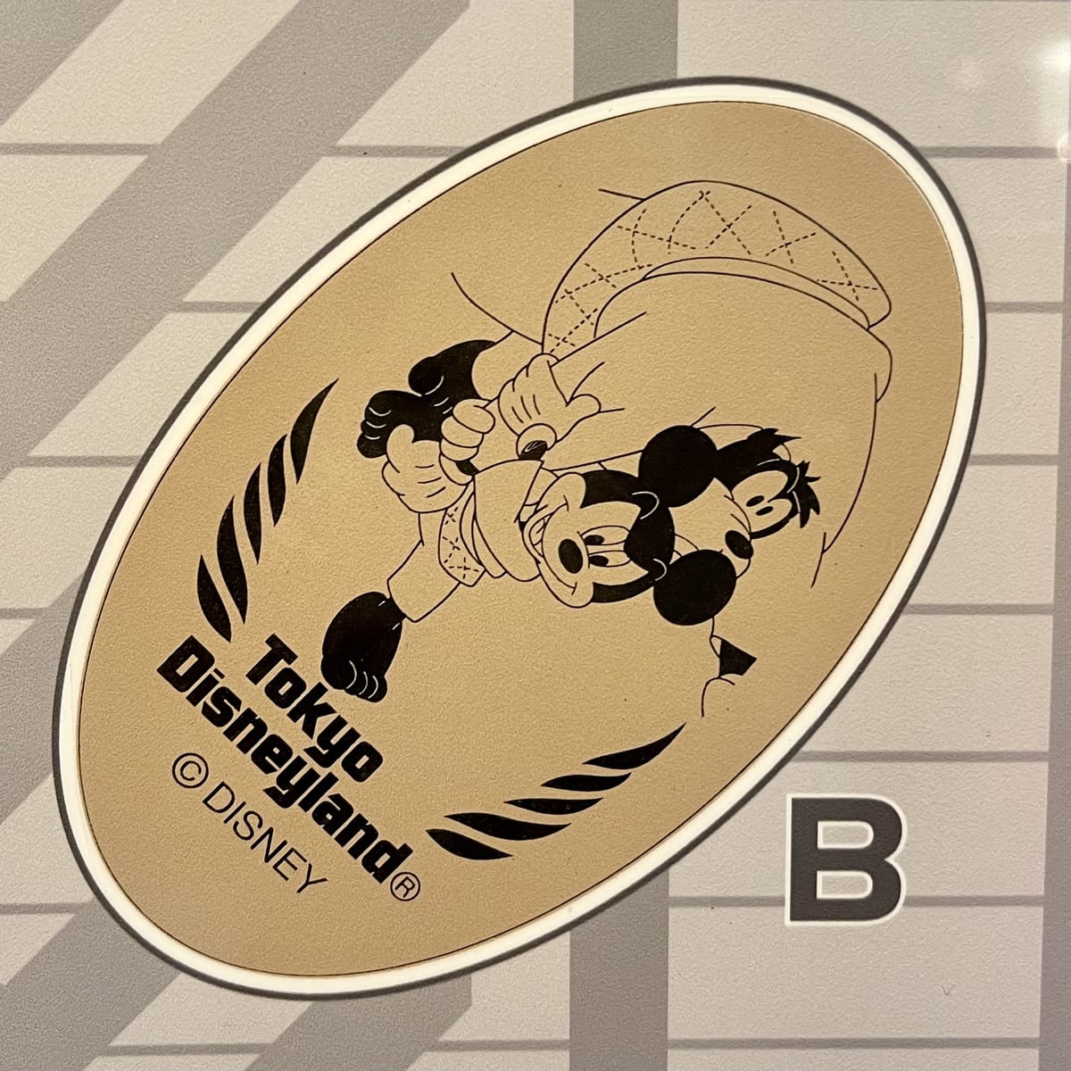 スポーツをするミッキーマウスデザイン 東京ディズニーランド スーベニアメダル お土産