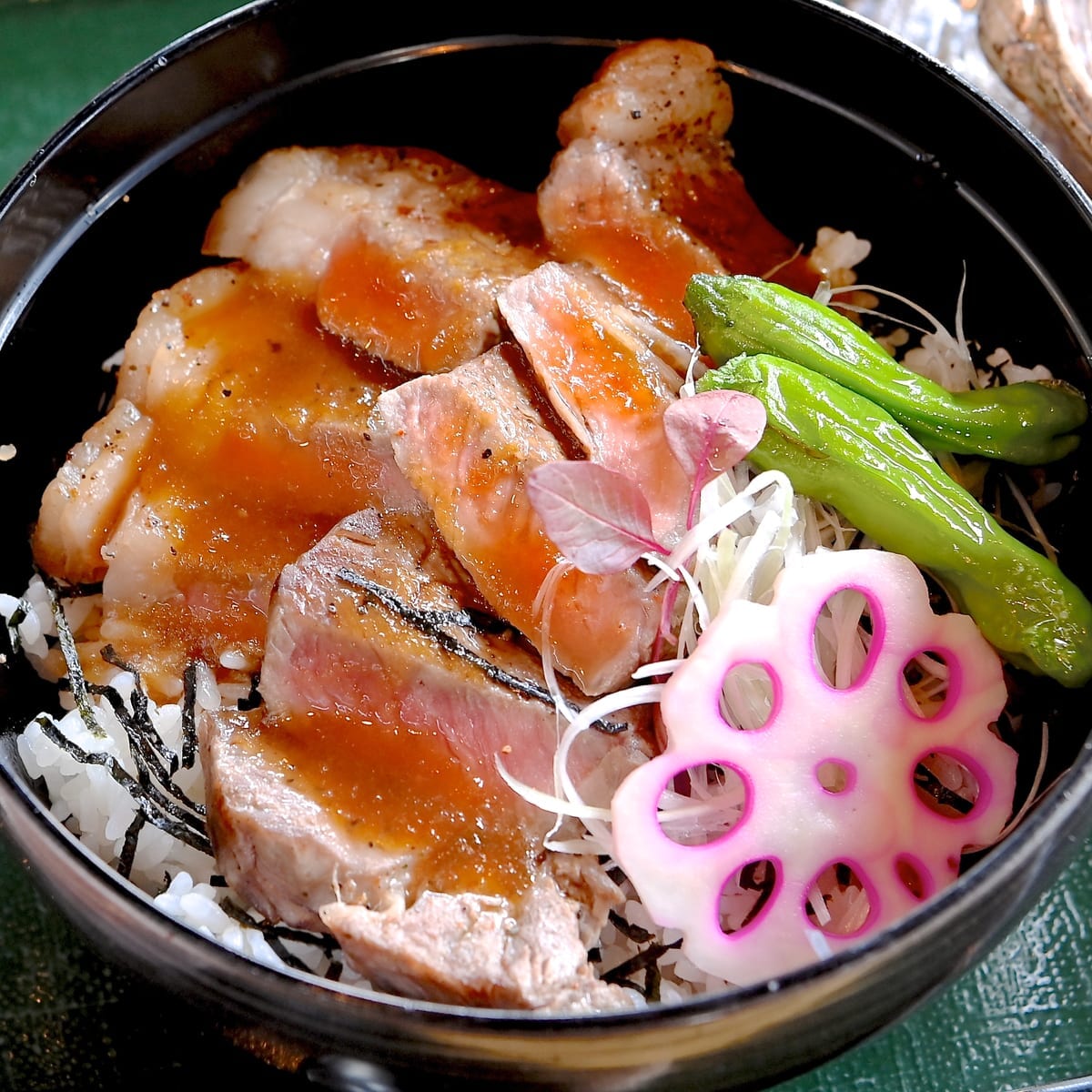 サーロインステーキ丼　和風ソース3