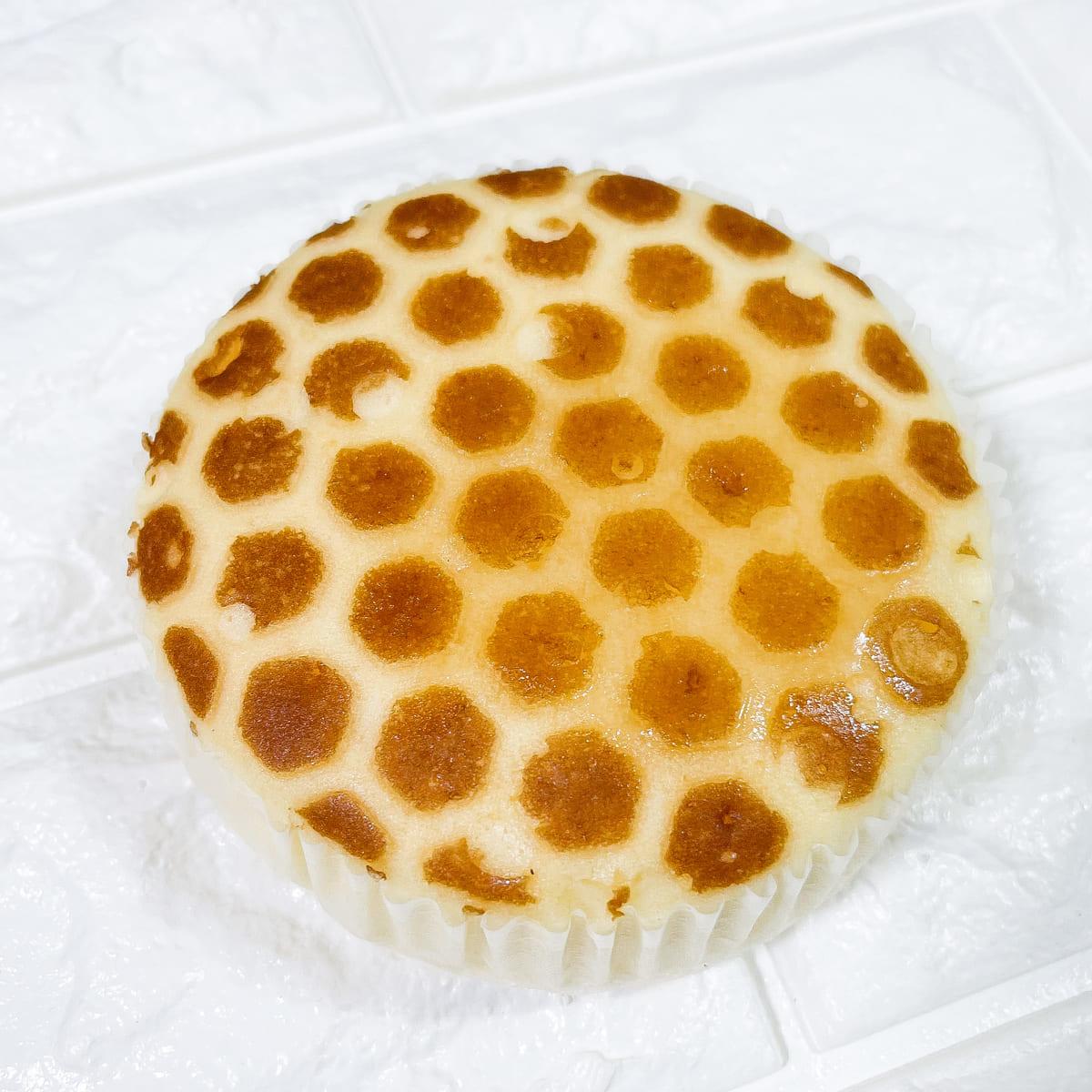 ヤマザキ『くまのプーさん』ハニーチーズ蒸しケーキ　蜂の巣柄