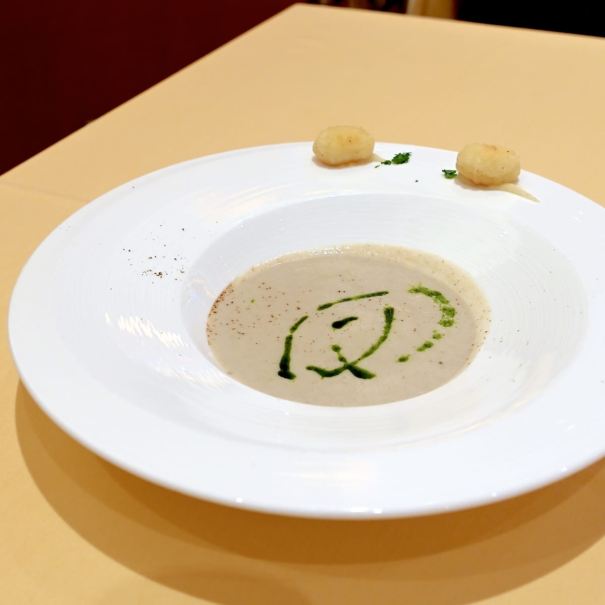 菊芋のスープ パセリのアクセント ニョッキのフライとともに