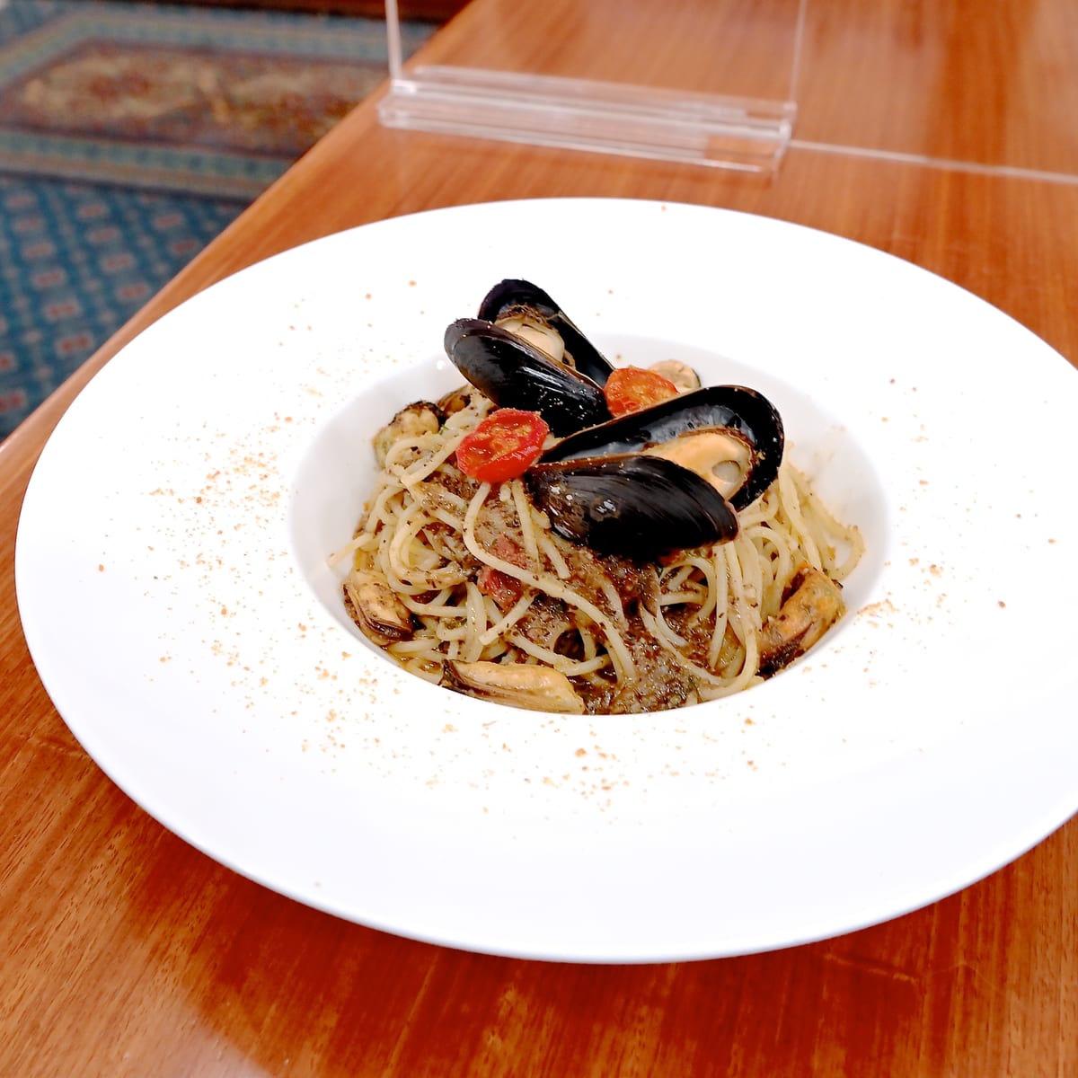 スパゲッティーニ、ムール貝とカラスミパウダーのオリーヴソース
