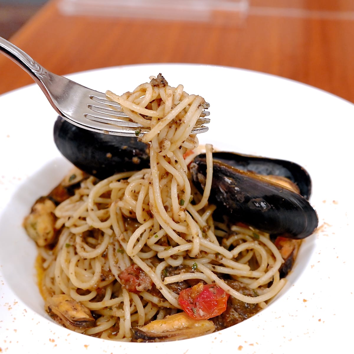 スパゲッティーニ、ムール貝とカラスミパウダーのオリーヴソース　アップ