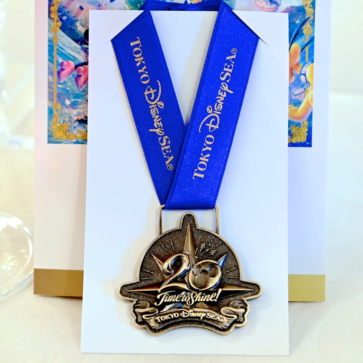 “東京ディズニーシー20周年：タイム・トゥ・シャイン！”ボトルワインスーベニアメダル付き