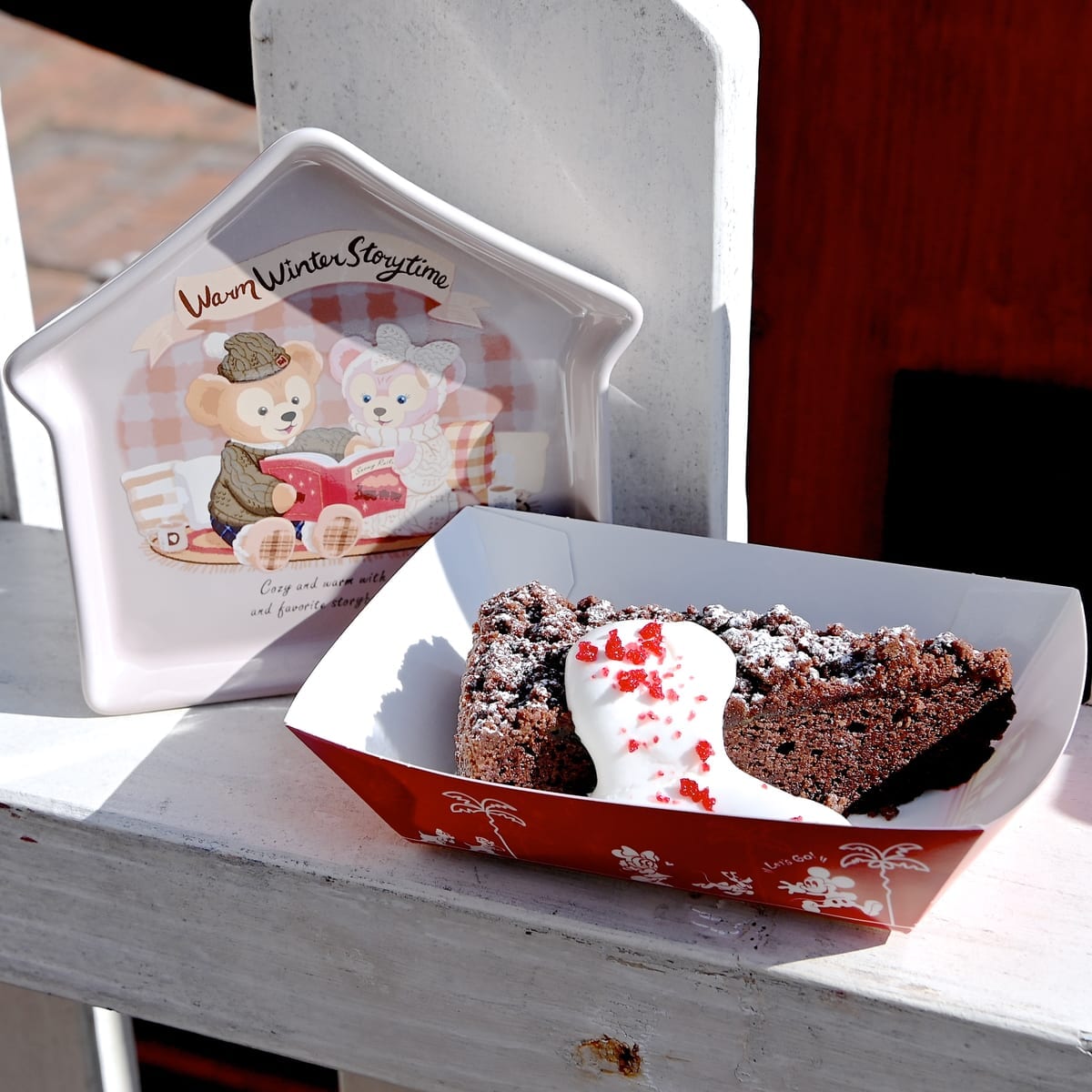 東京ディズニーシー「ダッフィー＆フレンズのウォームウィンター・ストーリータイム」チョコクランブルケーキ、スーベニアプレート付き