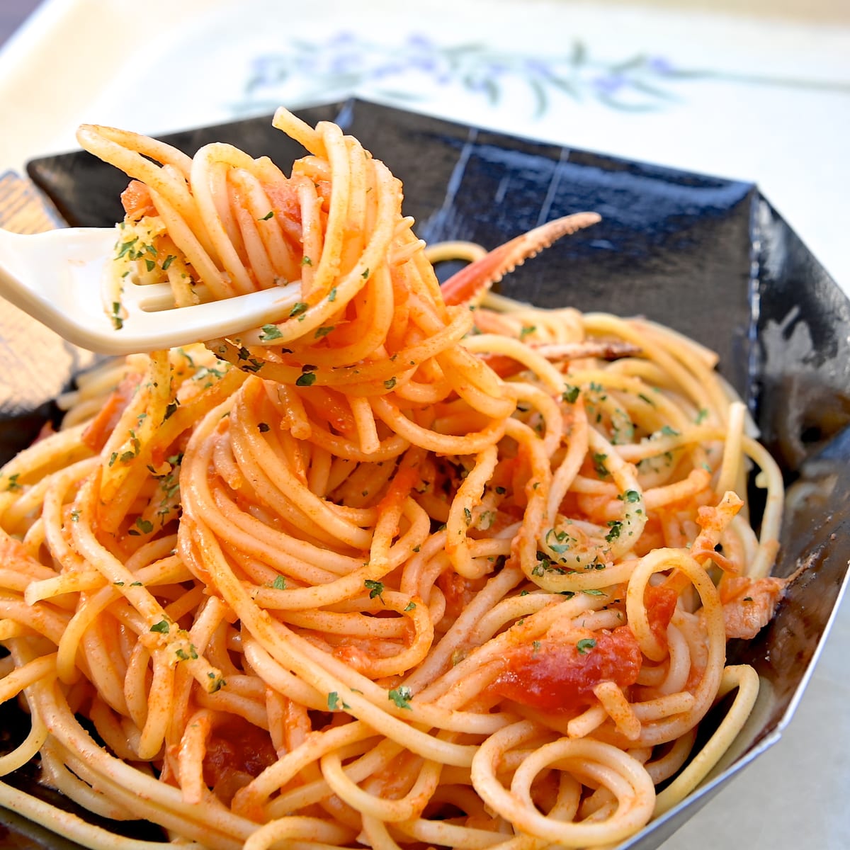 スパゲッティ、カニのトマトクリームソース　アップ