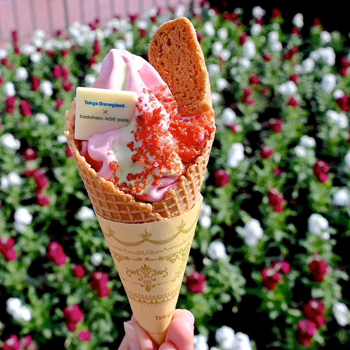 第三弾はストロベリーホワイトチョコ ピスタチオソース アイスクリームコーン Sadaharu Aoki Paris スペシャルソフトクリーム