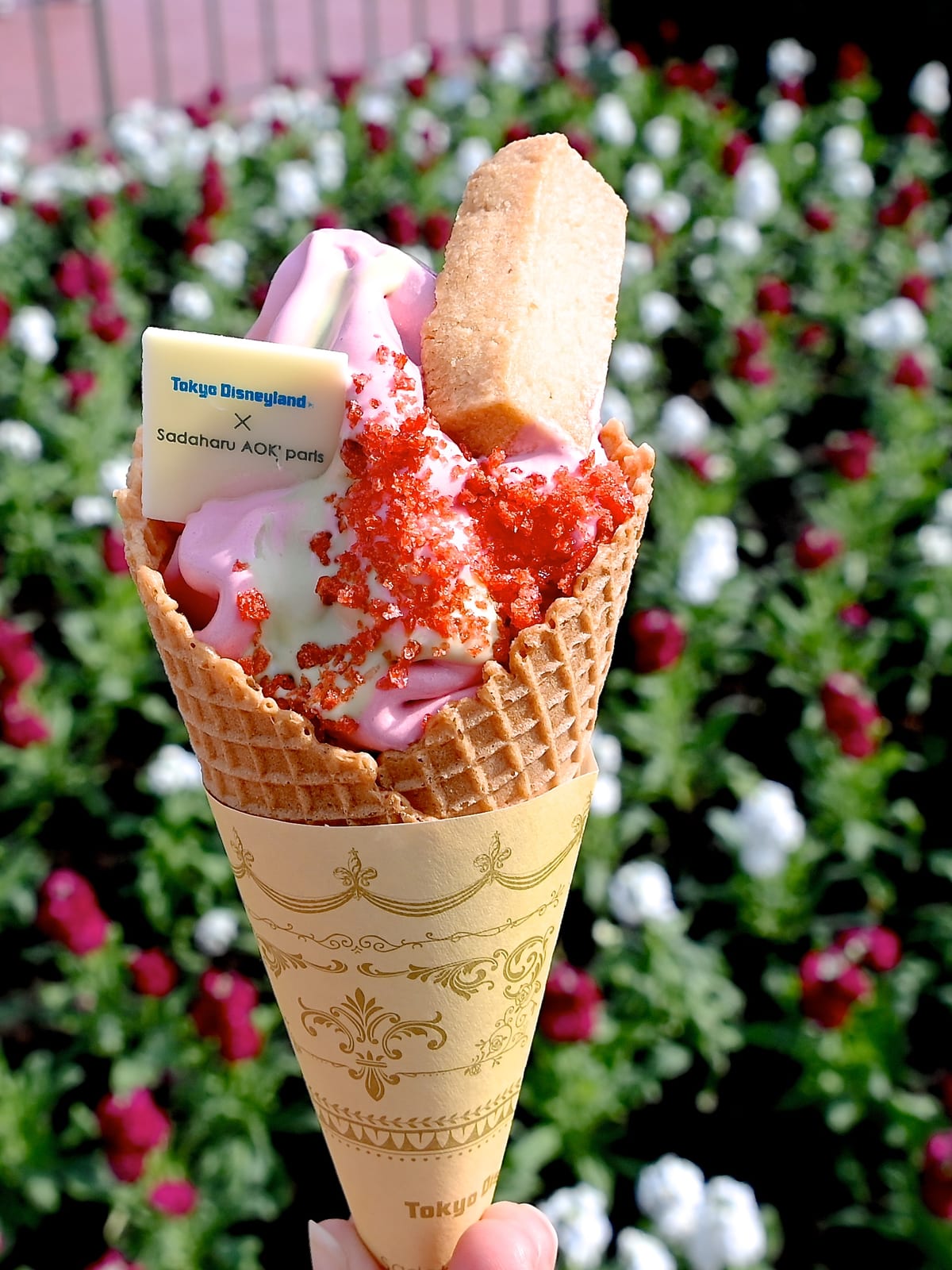 アイスクリームコーン「Sadaharu AOKI paris」スペシャルソフトクリーム(ストロベリーホワイトチョコ＆ピスタチオソース)2