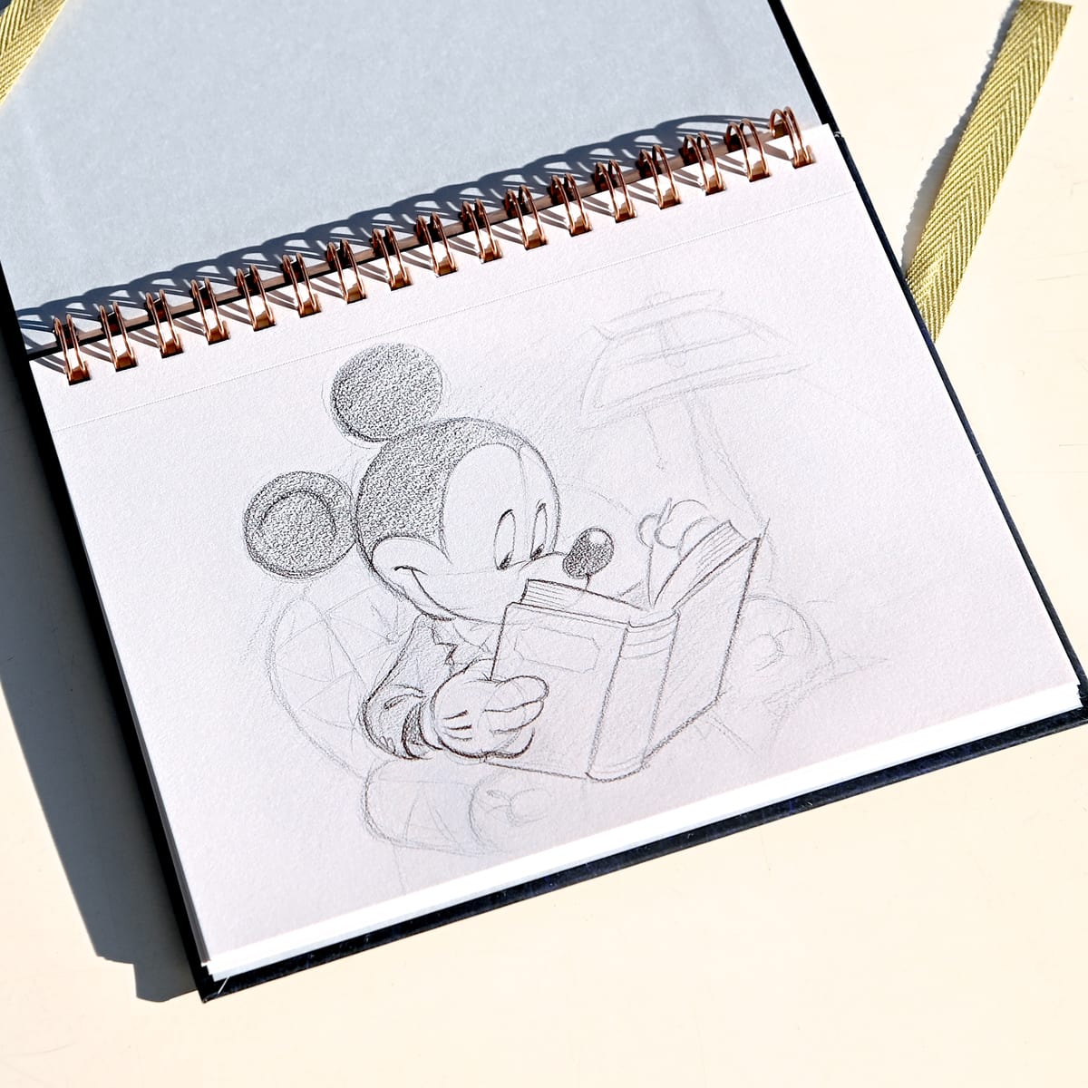読書をするミッキーマウス