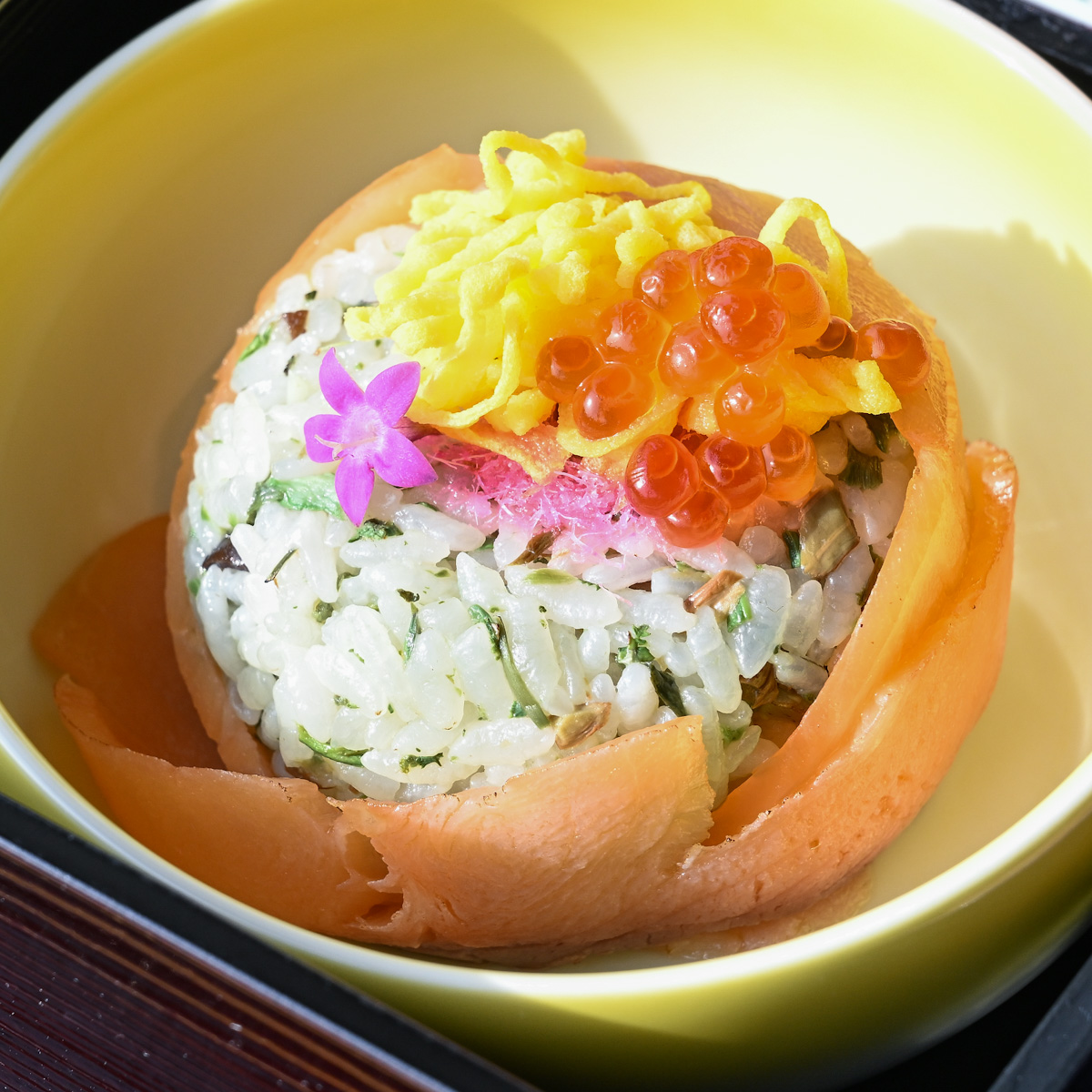 スモークサーモンと山菜の変わり寿司