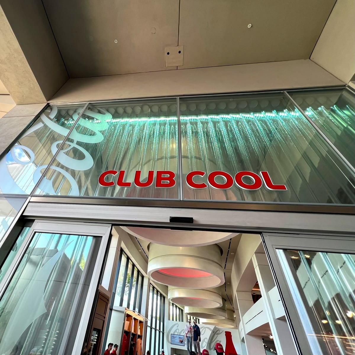 エプコット「CLUB COOL（クラブ・クール）」外観