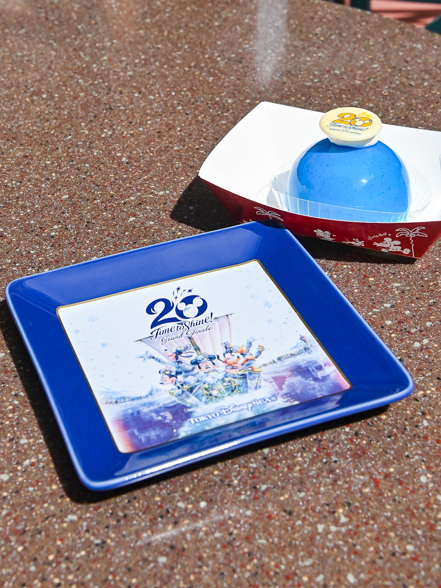 “東京ディズニーシー20周年：タイム・トゥ・シャイン！”バニラムースケーキ、スーベニアプレート付き