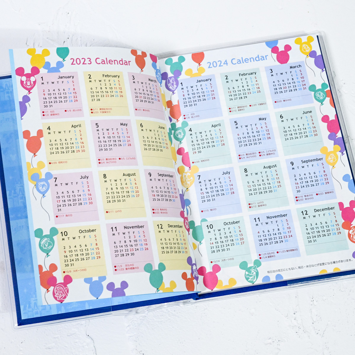 ミッキーバルーンデザインの年間カレンダー2ページ