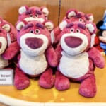 東京ディズニーランド「ロッツォ・ハグベア」ぬいぐるみマフ