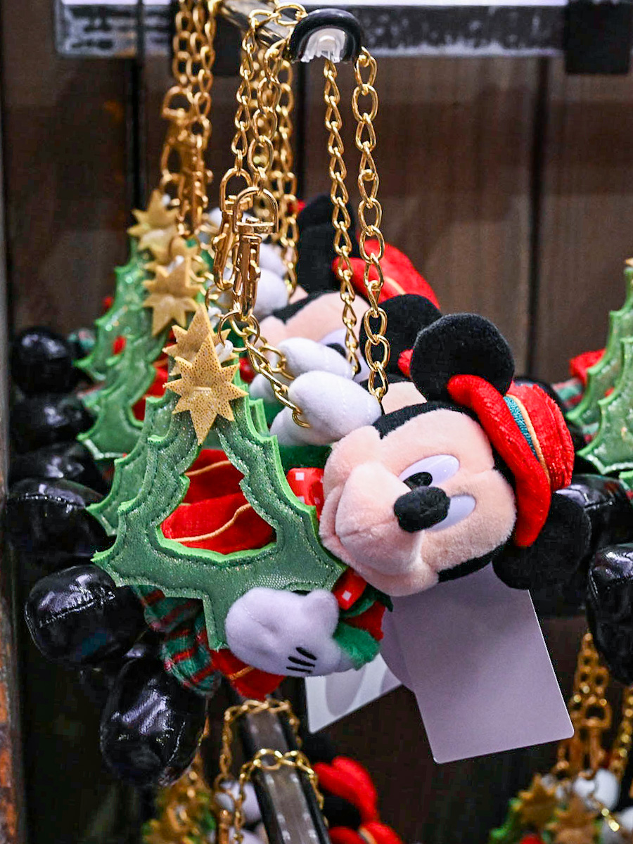 ミッキーマウス"ディズニー・クリスマス2022"ぬいぐるみバッジ