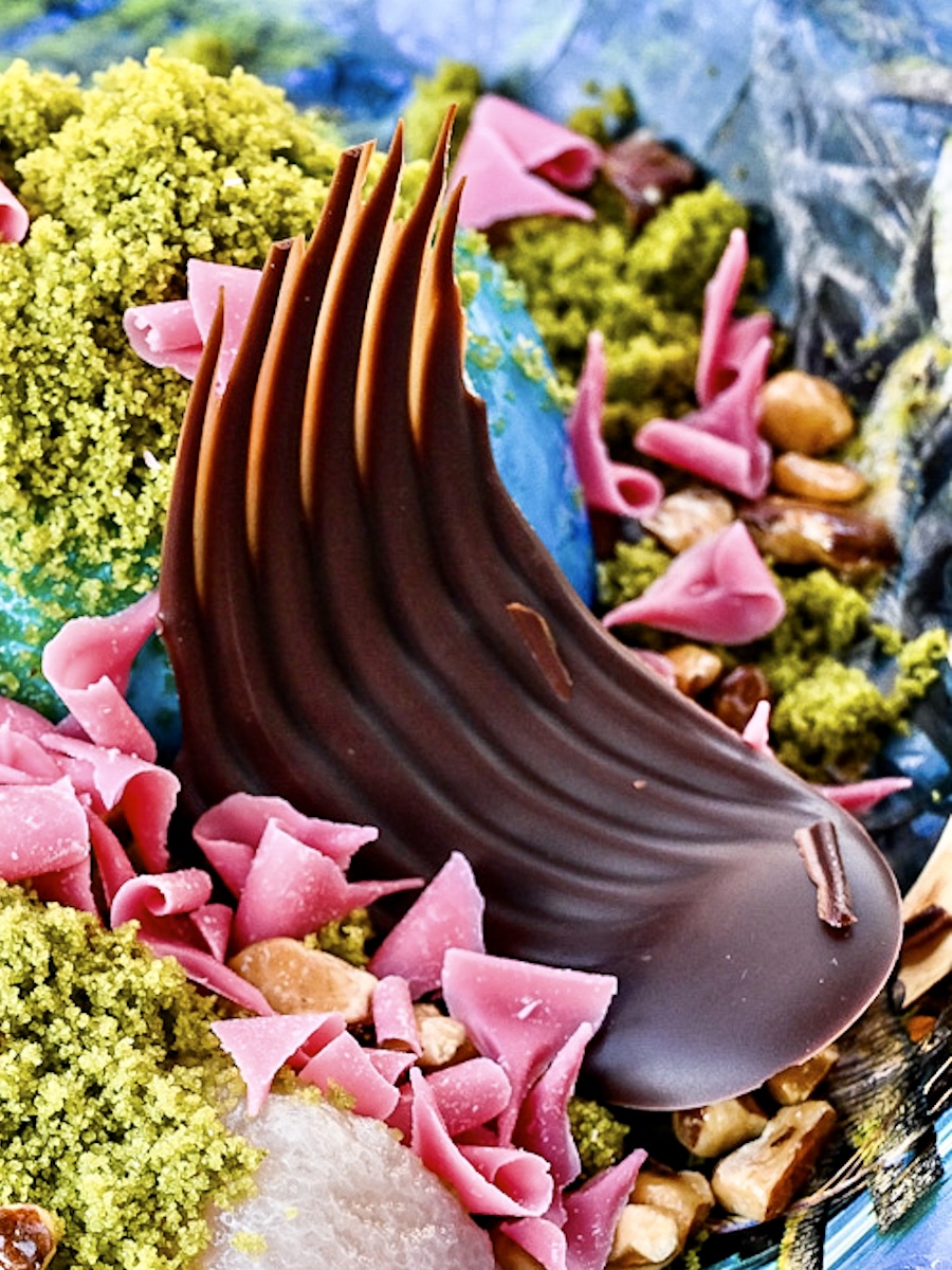 「ネイティリ」の首飾りをイメージした羽型のチョコレート