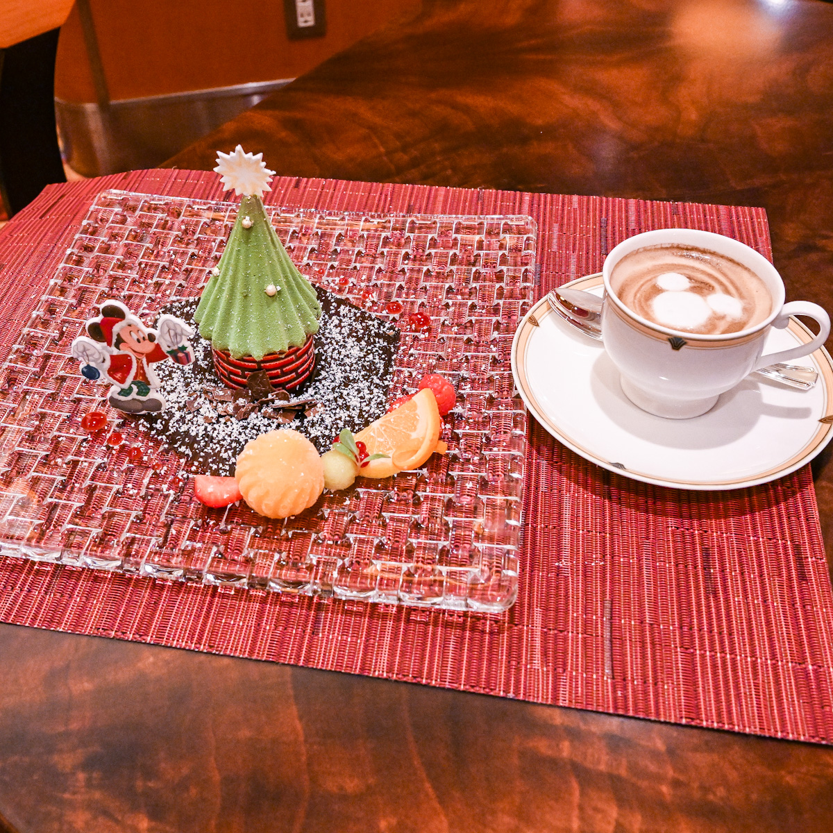 カライブのチョコレートムース マンダリンオレンジソルベを添えて　コーヒーまたは紅茶