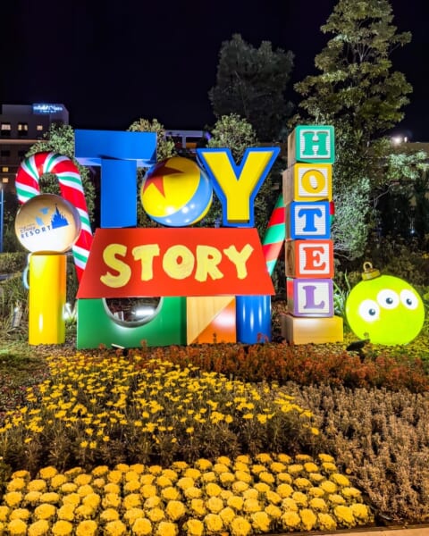 東京ディズニーリゾート・トイ・ストーリーホテル　看板　クリスマスデコレーション