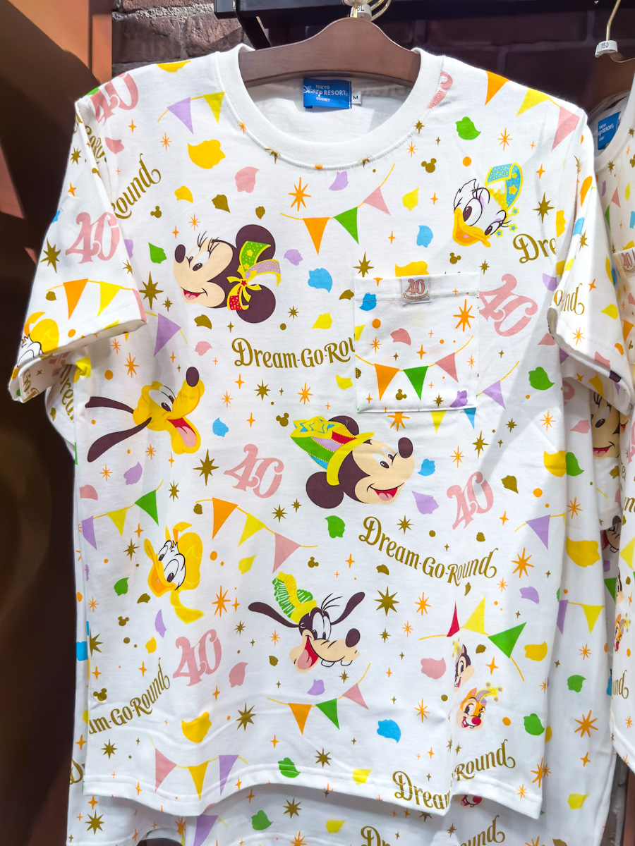 東京ディズニーリゾート40周年”ドリームゴーラウンド”Tシャツ（総柄）