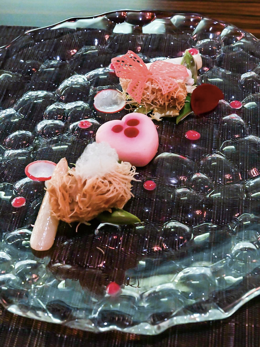 フランス産リ・ド・ヴォーのカダイフ包み 蛤とアスパラガス 3種のスタイル