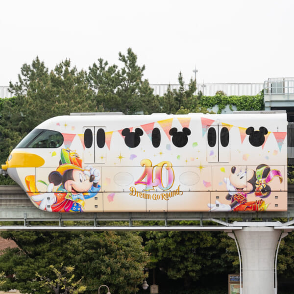 ディズニーリゾートライン「東京ディズニーリゾート40周年“ドリームゴーラウンド”」ラッピングモノレール1