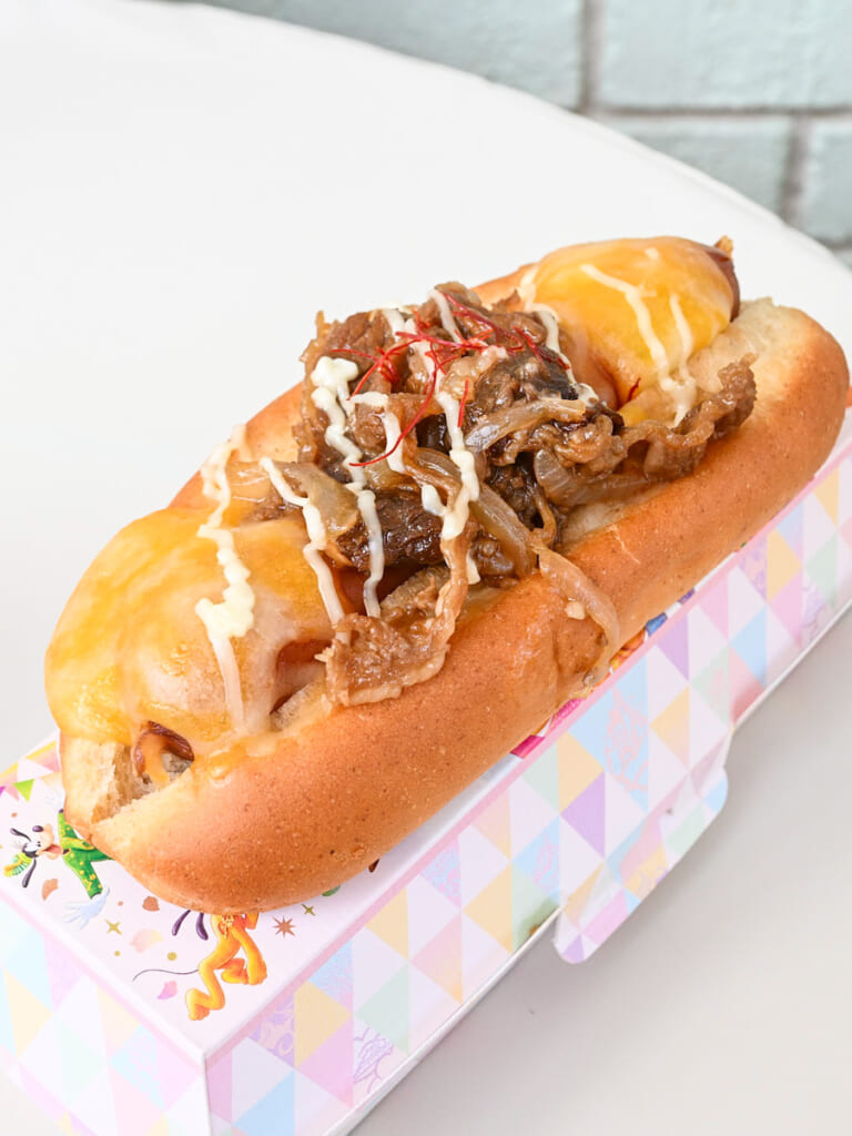 牛カルビトッピング！リフレッシュメントコーナー「東京ディズニーリゾート40周年”ドリームゴーラウンド”」スペシャルホットドッグ