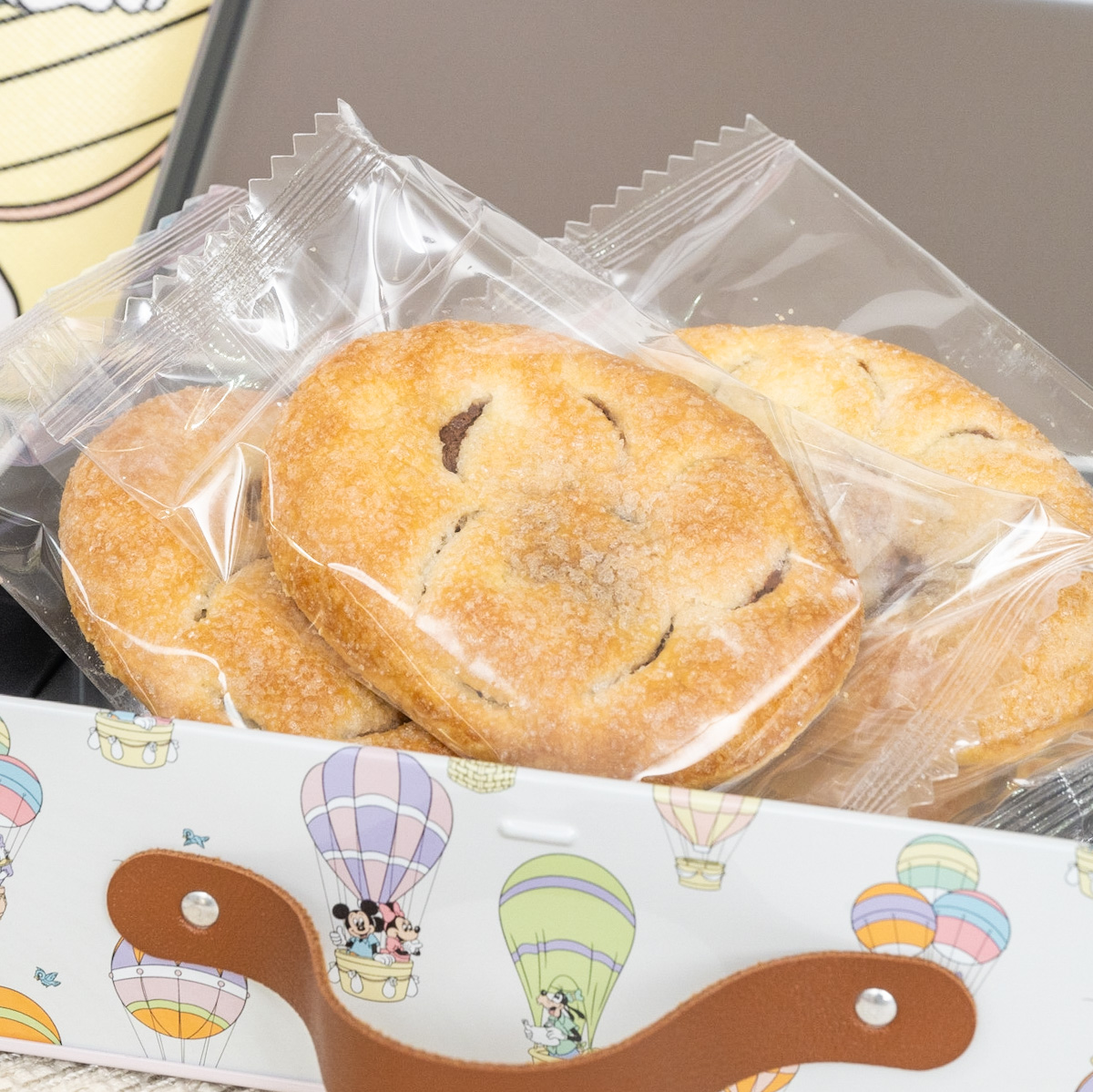 ミッキー＆フレンズ リーフパイ トランク缶入り 気球 Disney Store Japan 30th Anniversary　クッキー