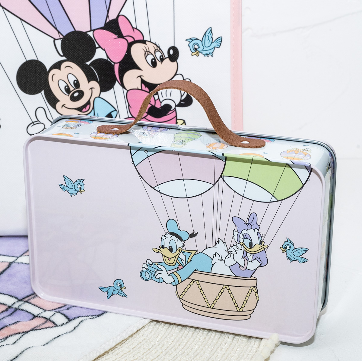 ミッキー＆フレンズ リーフパイ トランク缶入り 気球 Disney Store Japan 30th Anniversary　バックデザイン