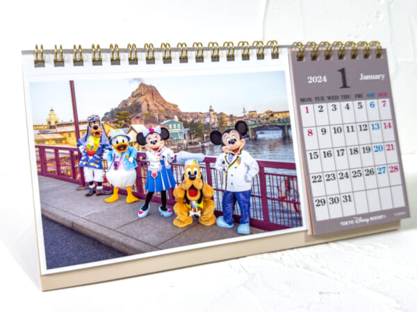 東京ディズニーリゾート実写デザイン卓上カレンダー2024　ミッキー＆フレンズ
