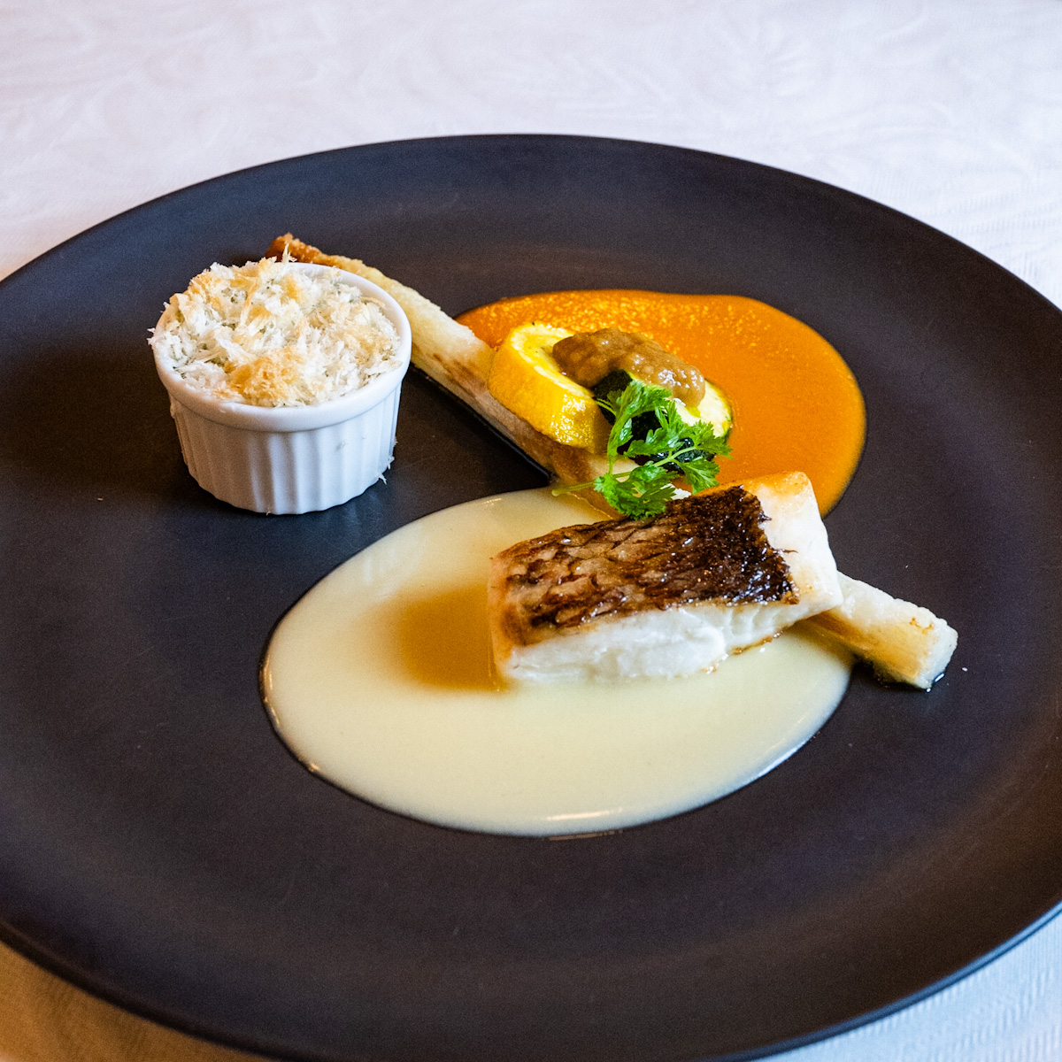 真鯛のポワレ ホワイトバルサミコのバターソース、ムール貝と小柱のグラタン