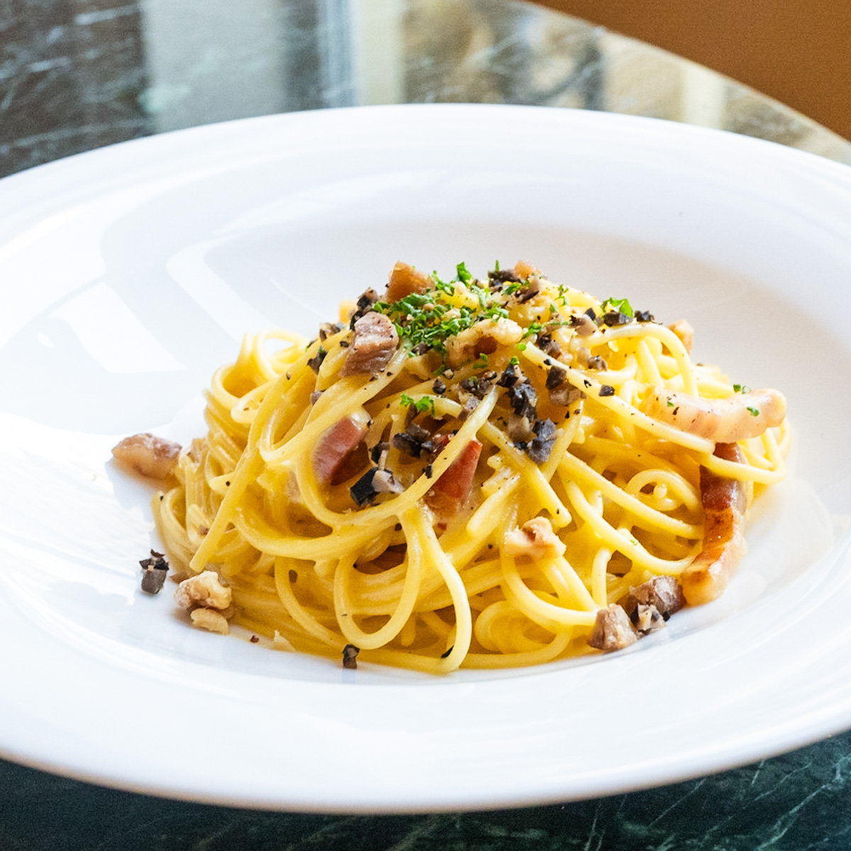 スパゲッティ カルボナーラ トリュフ風味 マロンとクルミのアクセント