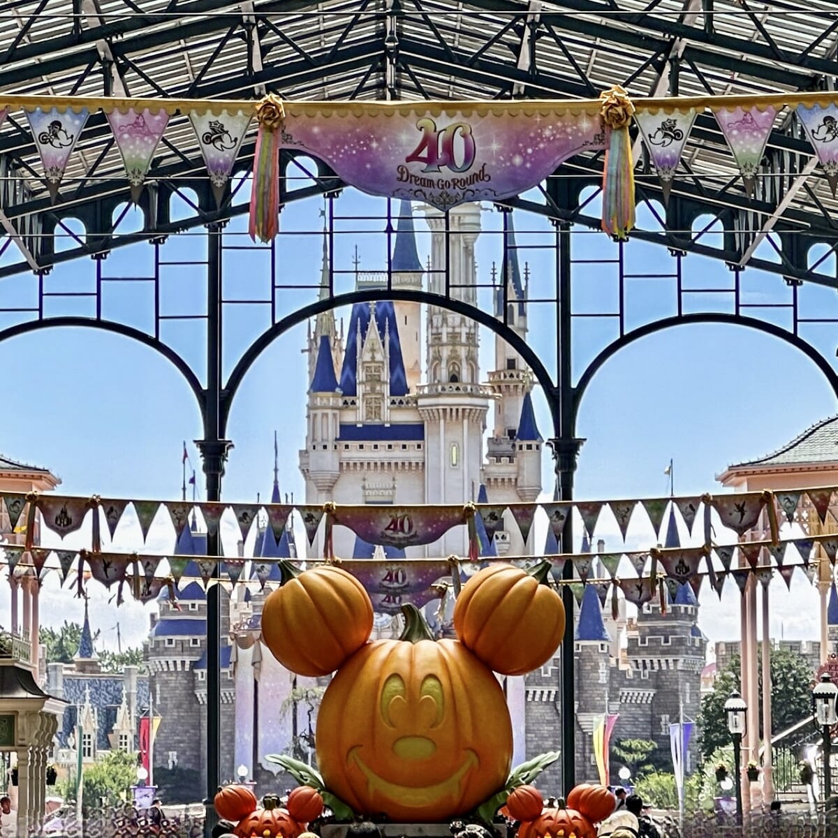 東京ディズニーランド”ディズニー・ハロウィーン2023”デコレーション　ワールドバザール中央　ミッキーかぼちゃデコレーション1