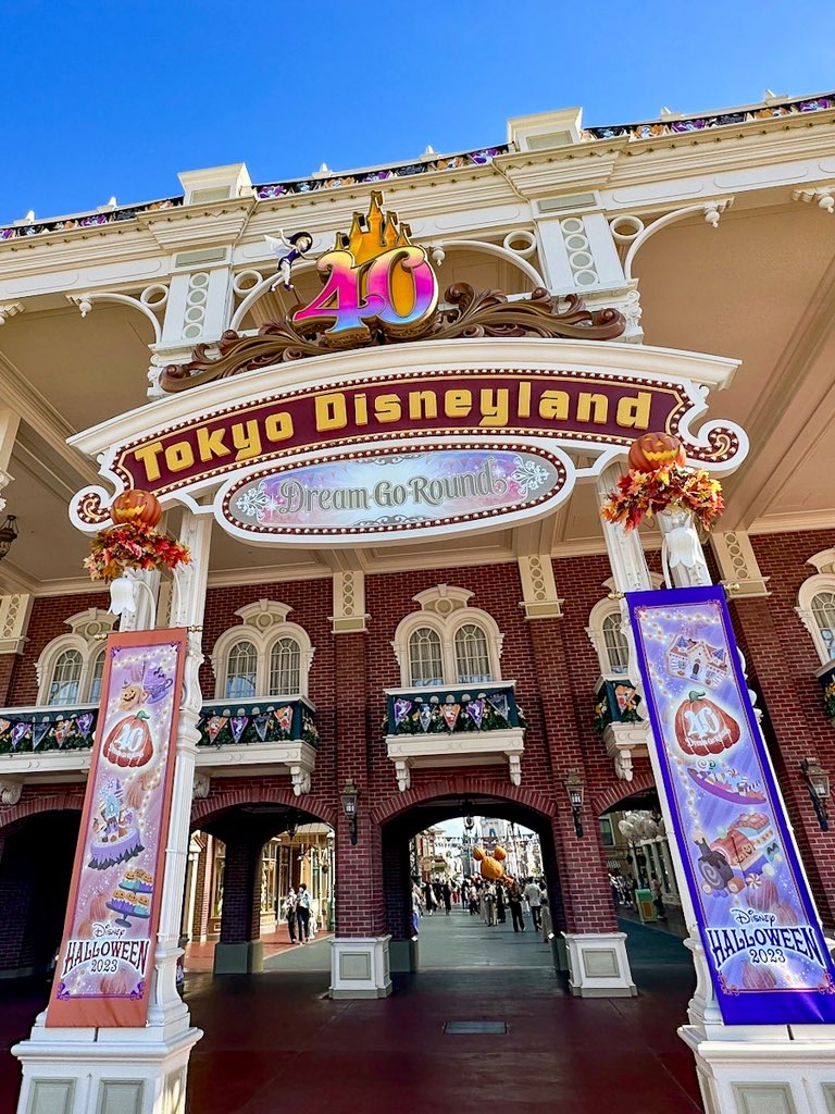 東京ディズニーランド”ディズニー・ハロウィーン2023”デコレーション　ワールドバザール入り口バナー