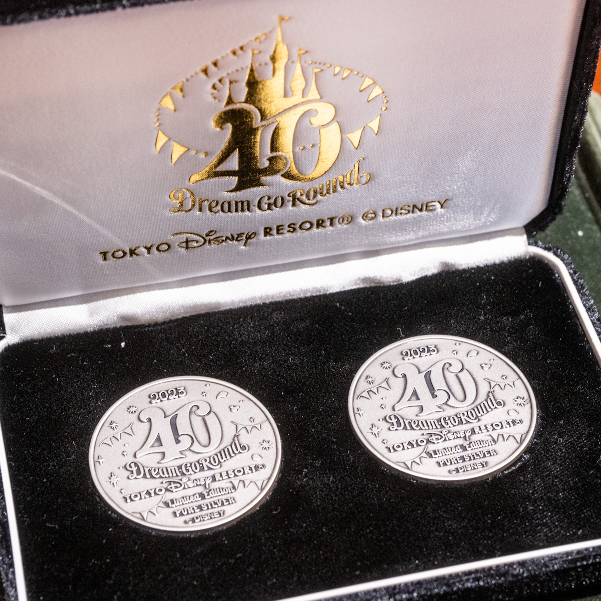 東京ディズニーリゾート40周年”ドリームゴーラウンド”ファンダフル・ディズニーメンバー限定予約販売グッズ　銀製メダル40周年ロゴ