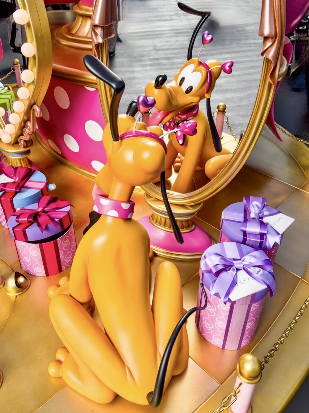 東京ディズニーランド「ディズニー・パルパルーザ”ミニーのファンダーランド”」デコレーション　リボンのモニュメント　裏側　プルート