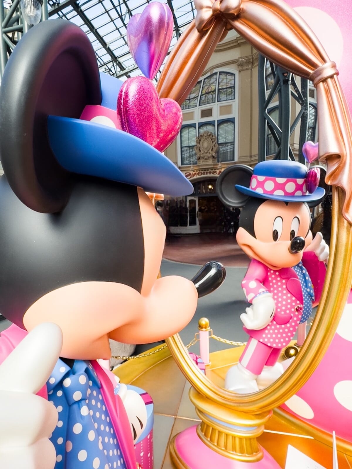 東京ディズニーランド「ディズニー・パルパルーザ”ミニーのファンダーランド”」デコレーション　リボンのモニュメント　裏側　ミッキーマウス