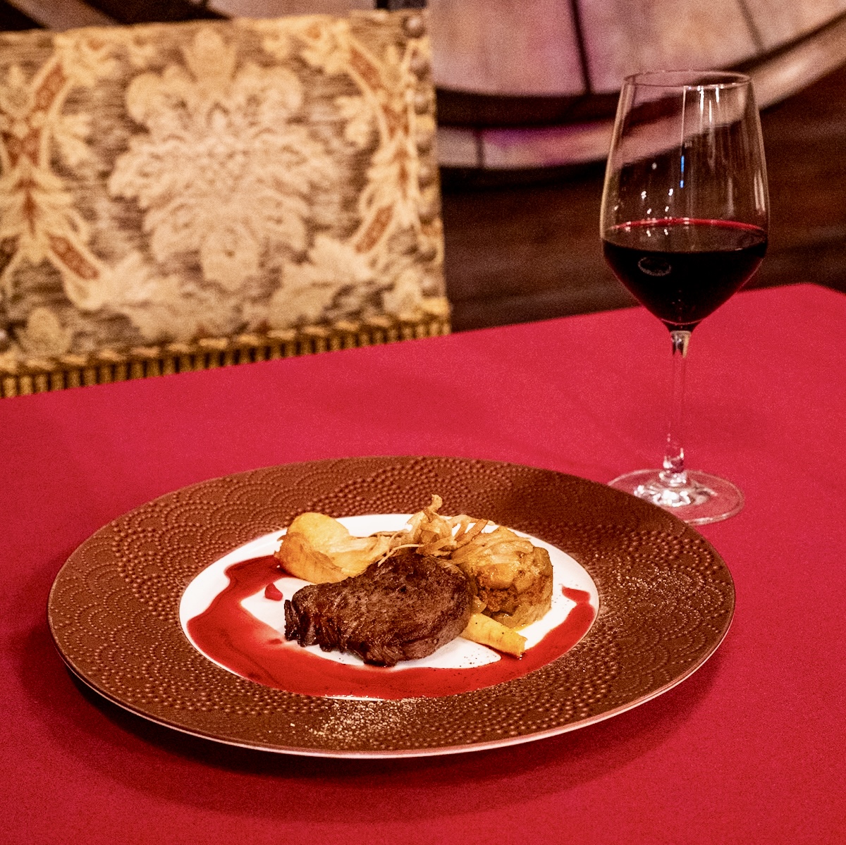 <赤ワイン>インペリアル レセルバ（クネ）
牛フィレ肉の繊細な味わいや、スパイスをふんだんに使用した上品な甘みを持つソースとの相性が抜群な、複雑で洗練されたスタイルのワイン