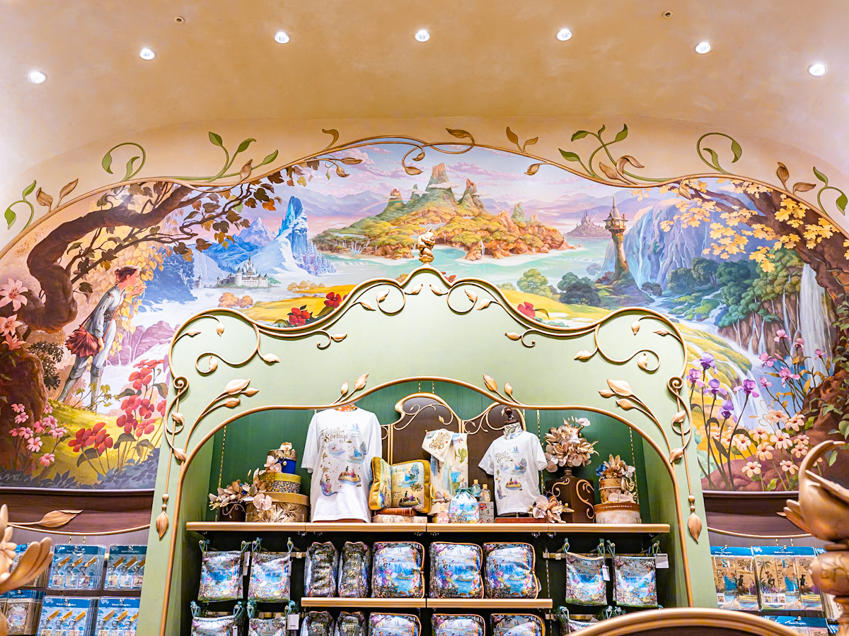 東京ディズニーシー「ファンタジースプリングス」壮大な美しい世界をテーマにしたグッズ