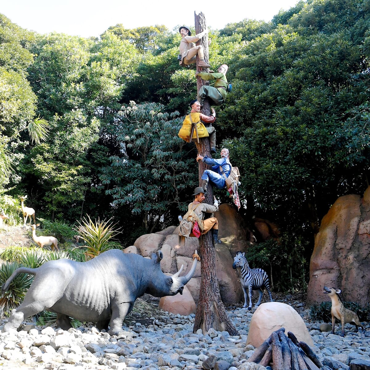 「ジャングルクルーズ:ワイルドライフ・エクスぺディション」　サイに追いかけられ木に登る探検家