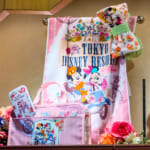 東京ディズニーリゾート 花咲き誇るパークを満喫するミッキーたちが描かれたグッズ・お土産