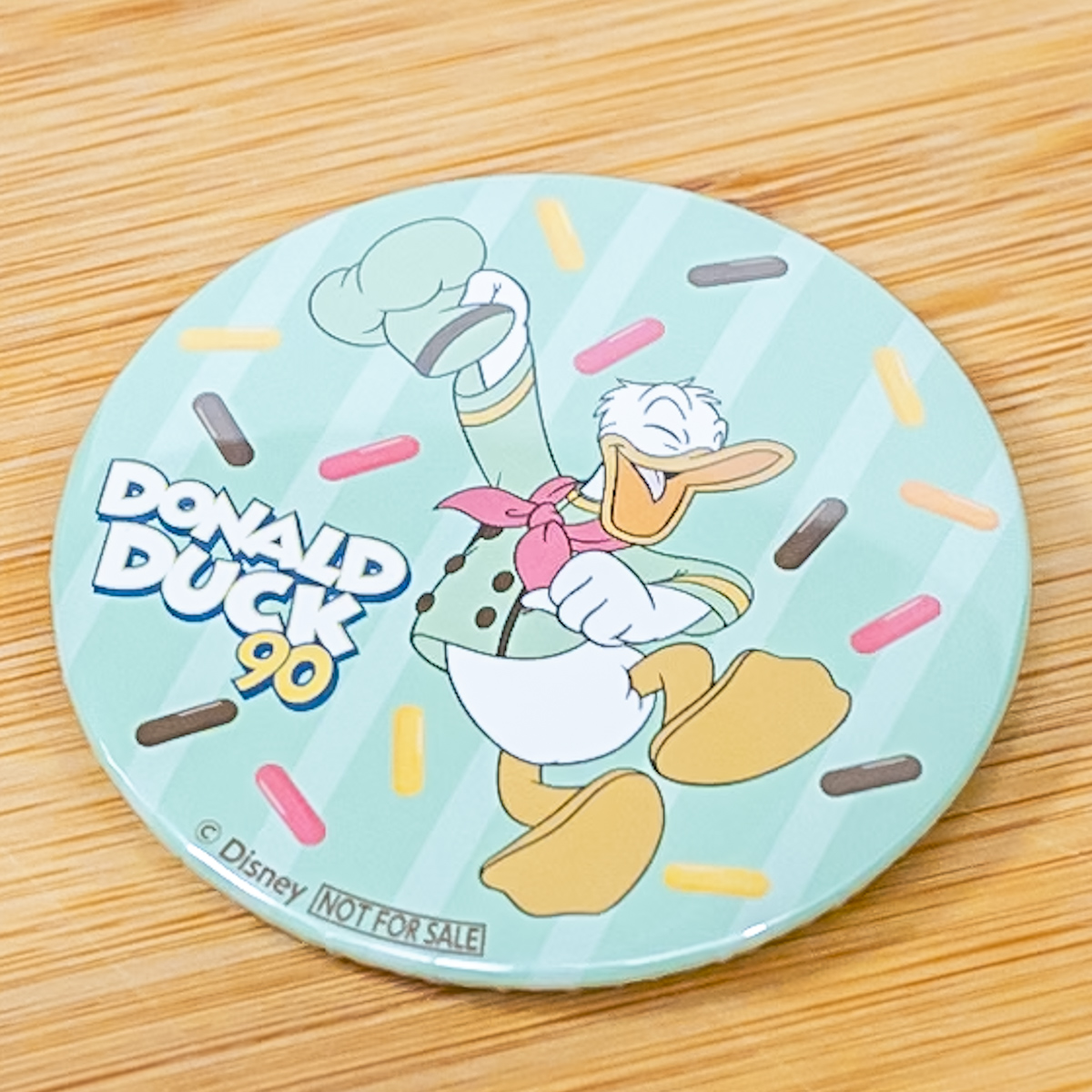 ナムコ　ドナルドダック90周年記念キャンペーン「Happy！ Surprise！ CHOCO SPRAY」オリジナル缶バッジプレゼント　グリーン　「ドナルドダック」